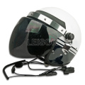 Casco táctico con el sistema de walkie talkies